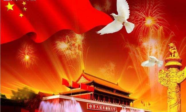 一小区外面包车起火,周围多车受损