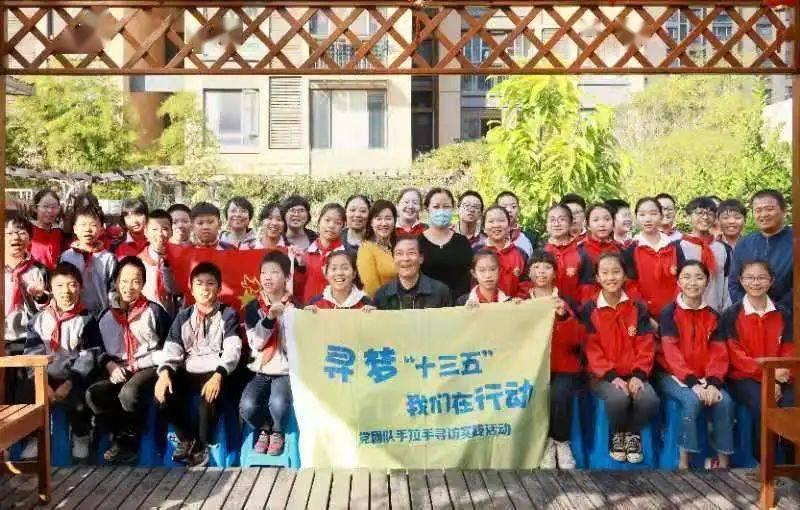 夏日时尚的爱丽